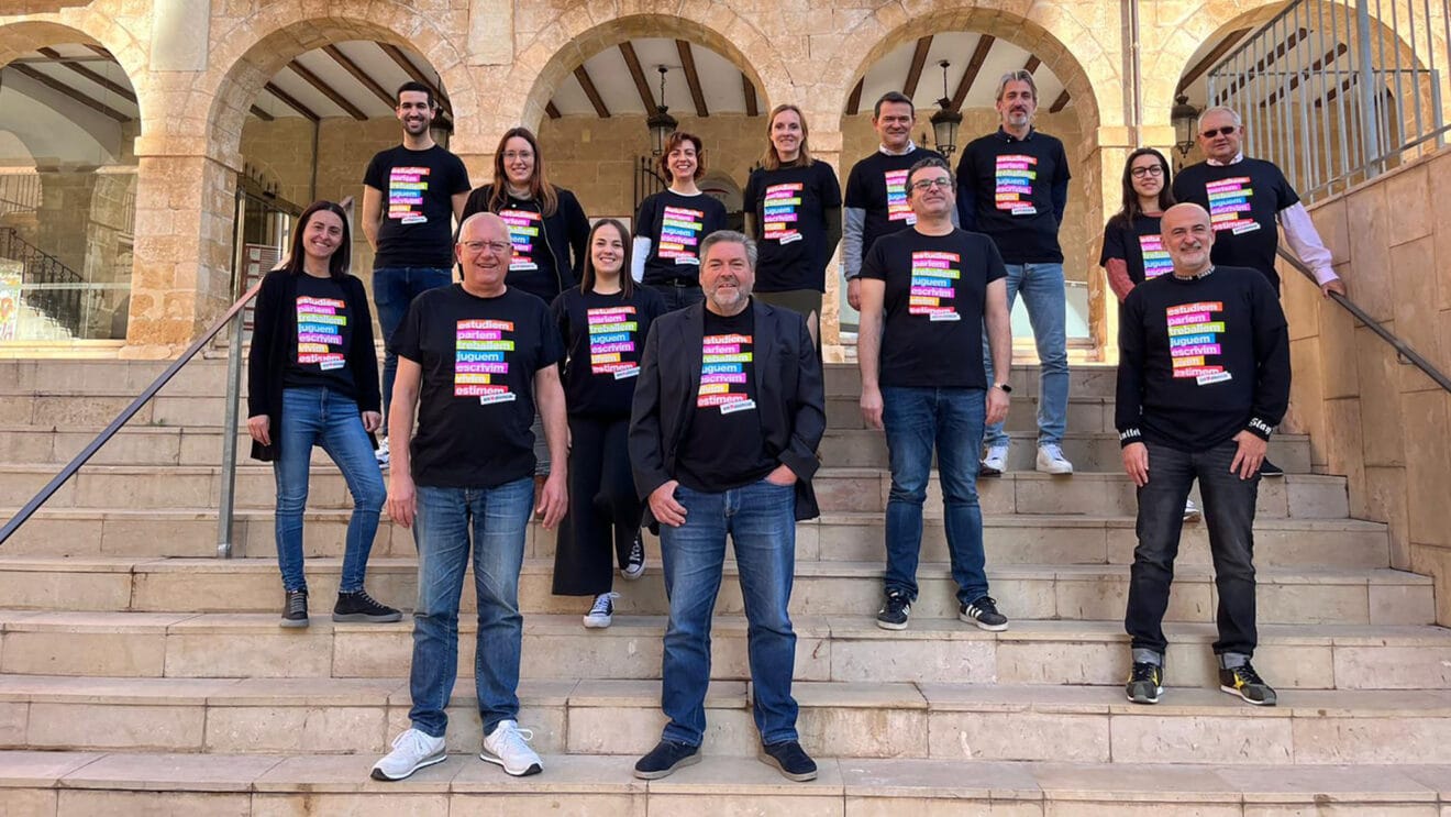 Miembros de distintas formaciones del Ayuntamiento de Dénia con la camiseta de la campaña