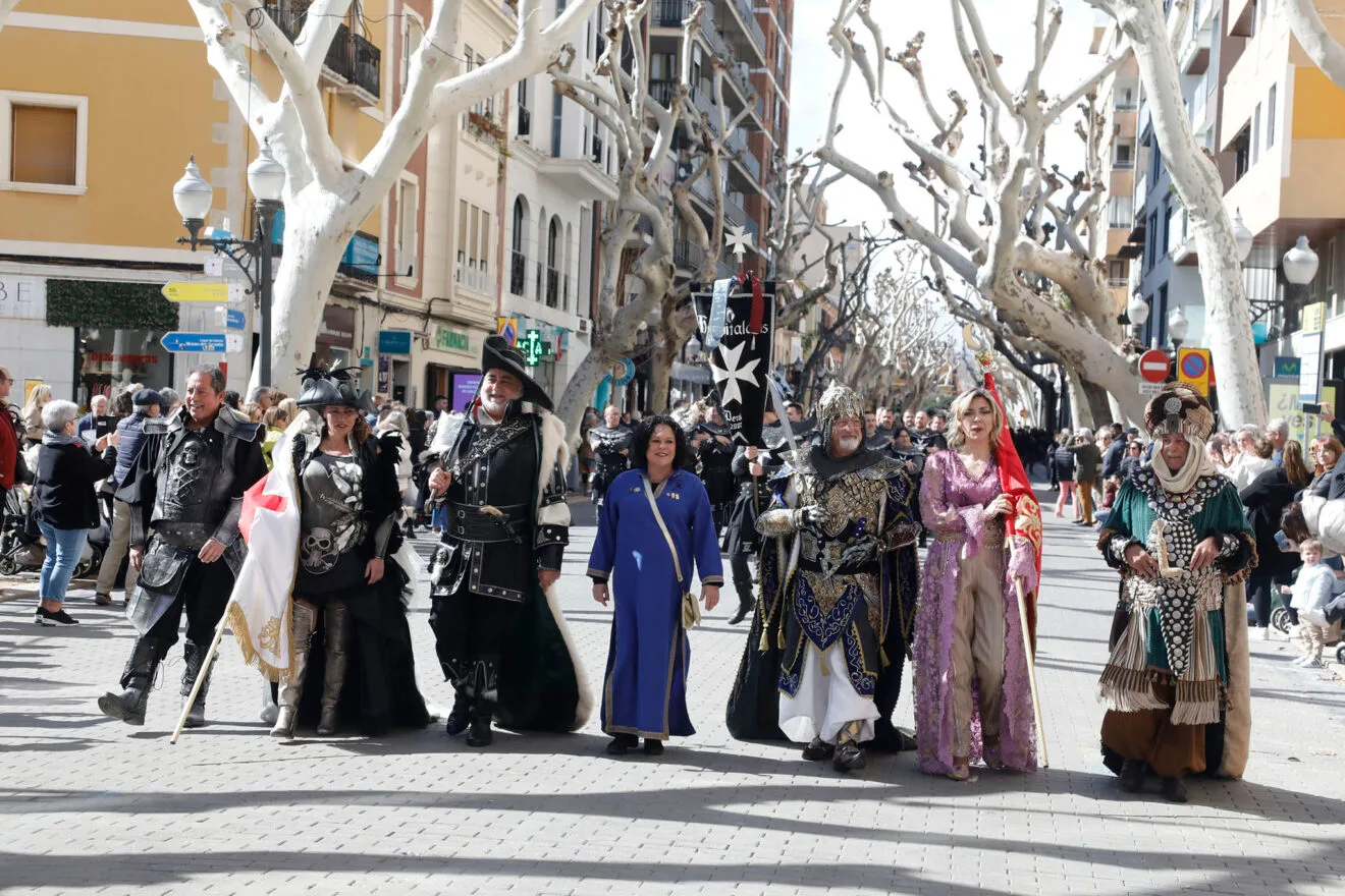 La presidenta de la FEMMICC en el desfile junto a las capitanías de este año