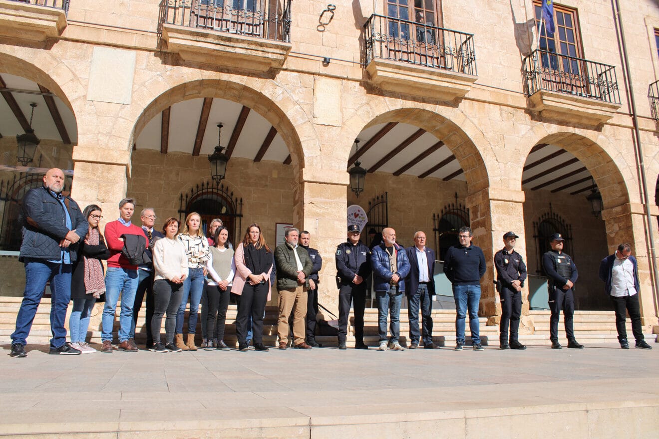 Minuto de silencio en el Ayuntamiento de Dénia por la muerte de dos guardias civiles