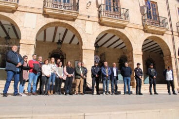 Minuto de silencio en el Ayuntamiento de Dénia por la muerte de dos guardias civiles