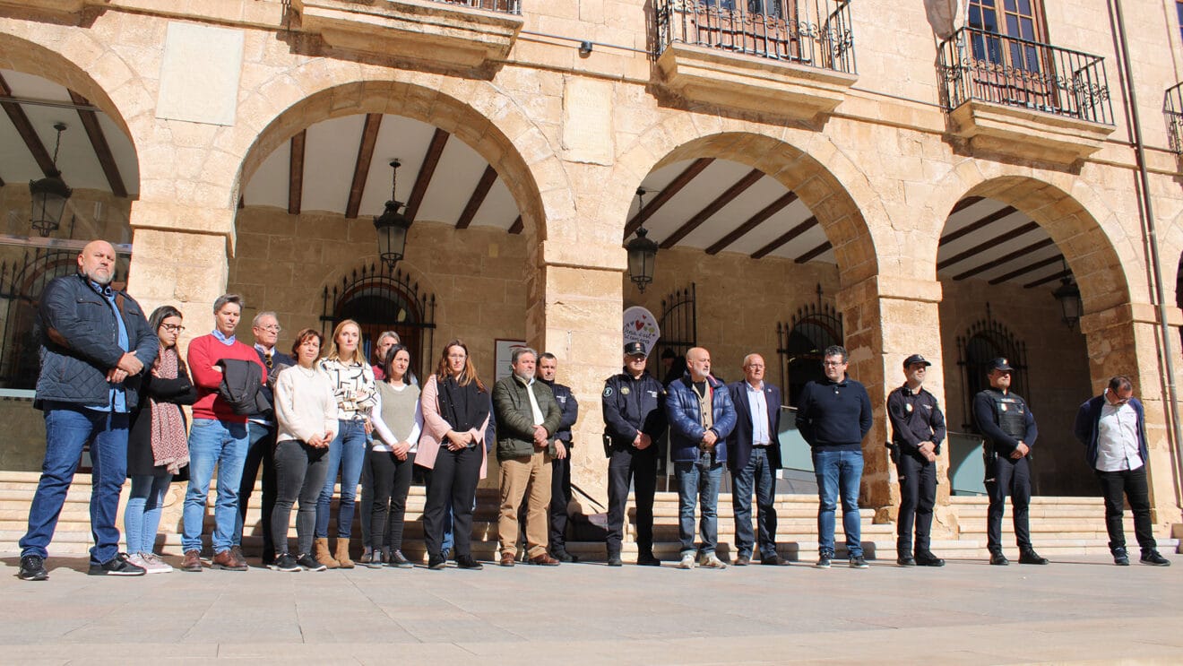 Minuto de silencio en el Ayuntamiento de Dénia por la muerte de dos guardias civiles destacada