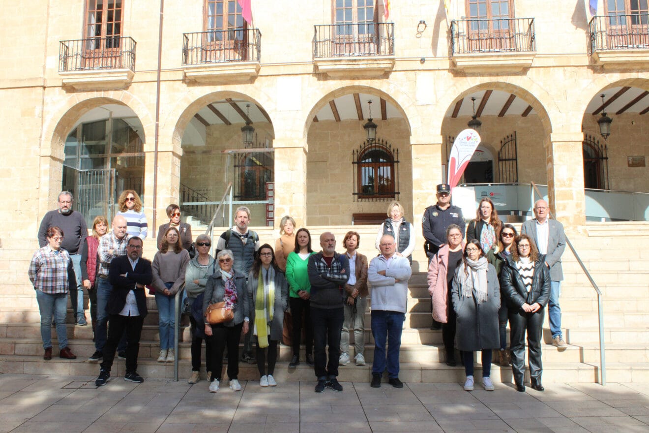 Minuto de silencio en el Ayuntamiento de Dénia por la violencia de género