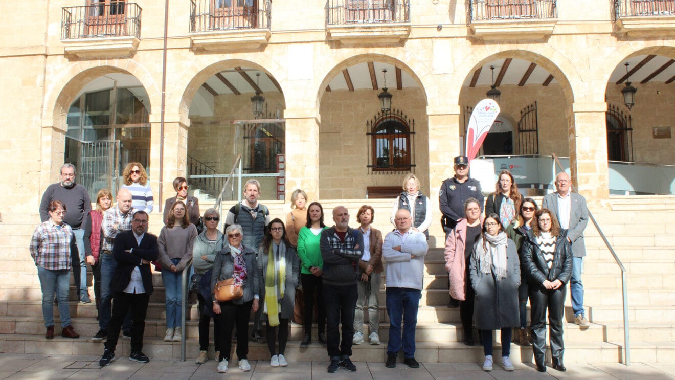 Minuto de silencio en el Ayuntamiento de Dénia por la violencia de género destacada