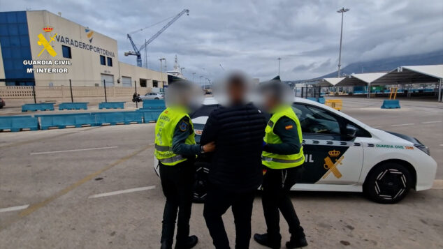 Imagen: Momento de la detención en el puerto de Dénia