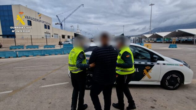 Golpe al narcotráfico en Dénia: la Guardia Civil detiene a un hombre que se disponía a embarcar cocaína dirección Mallorca 1 Imagen: Momento de la detención en el puerto de Dénia