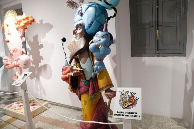 ninot falla darrere del castell