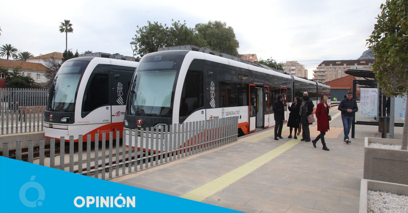 OPINIÓN TRAM Primeros pasajeros tras la presentación del TRAM en Dénia