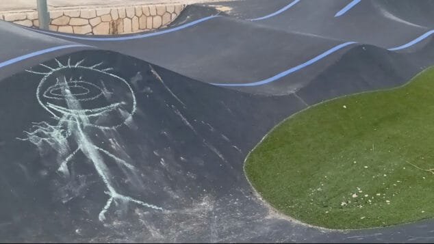 Imagen: Pintadas en el polideportivo de La Xara