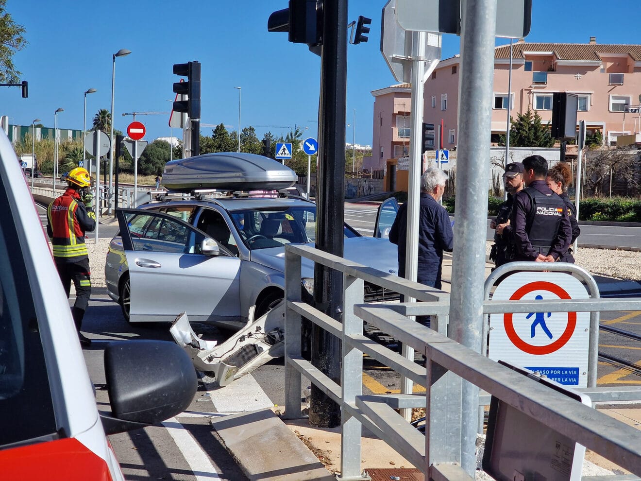 Policía y bomberos atienden al vehículo accidentado