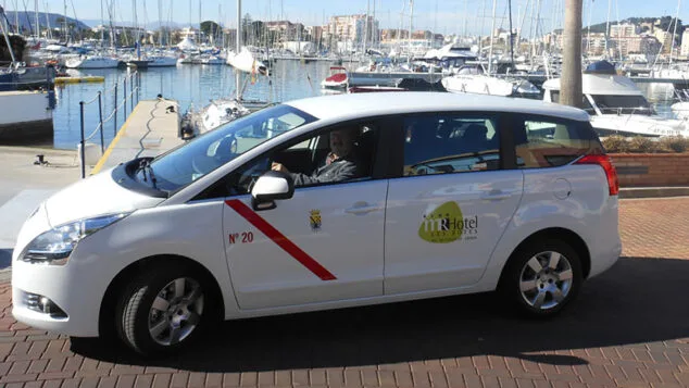 Dénia espera un nuevo servicio de autobuses y más taxis para el verano 1 Imagen: Taxi en un puerto deportivo de Dénia destacada