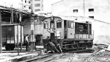 treballadors girant la locomotora el 1967
