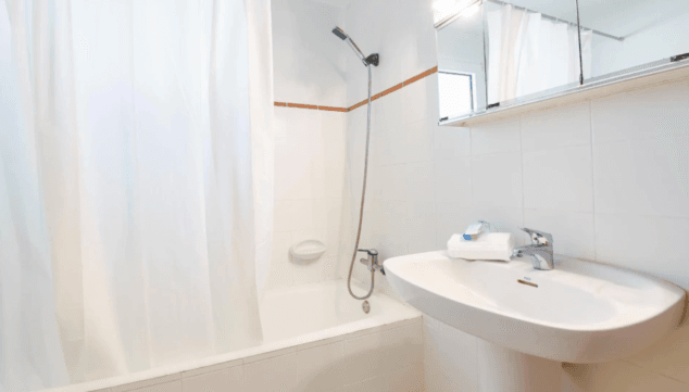 un bancc83o totalmente equipado para disfrutar en este apartamento