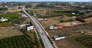 vallas publicitarias a lo largo de la carretera de acceso a denia