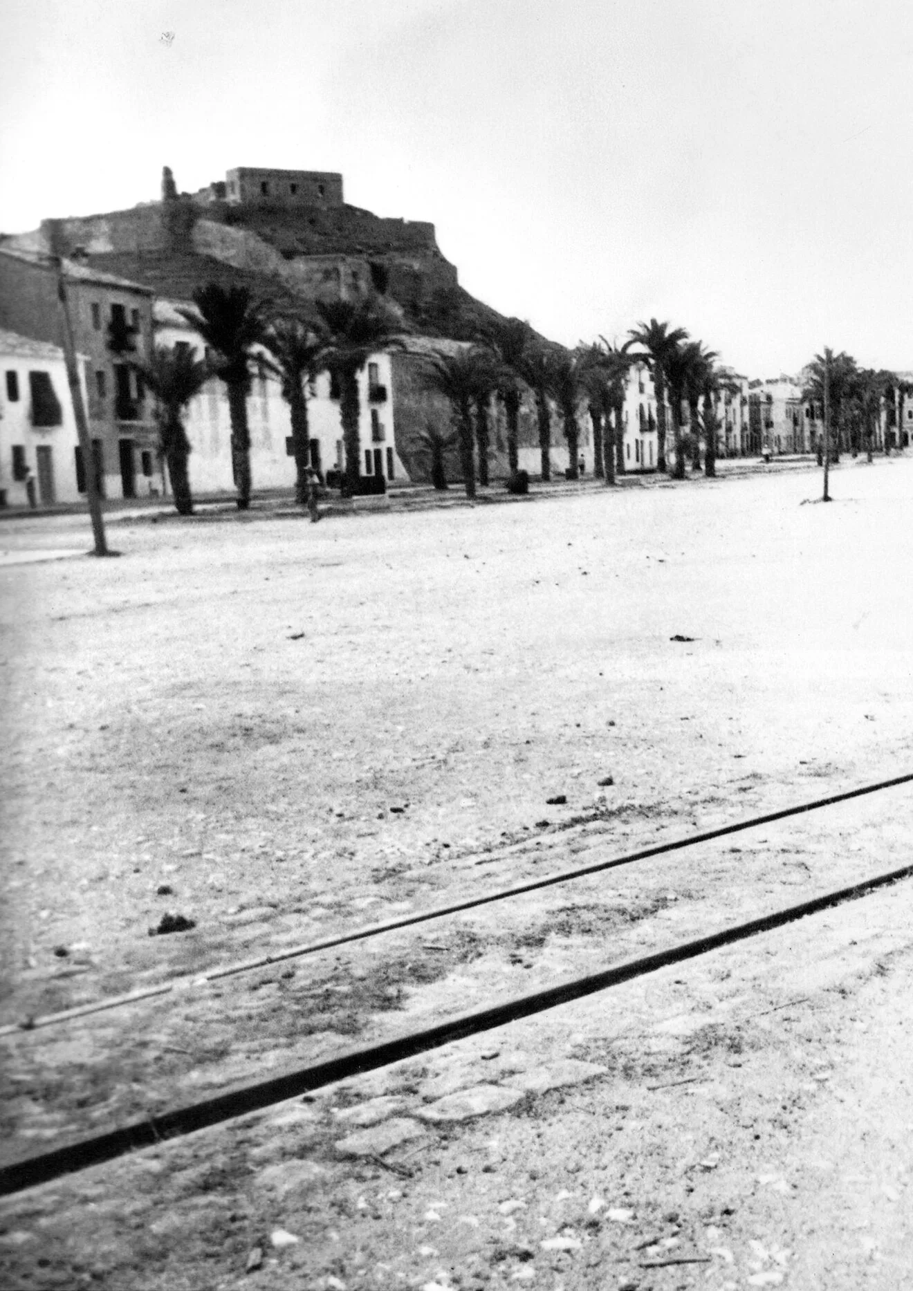 Vía de tren frente a la explanada Cervantes, que unía en los años 40 el puerto con las estaciones | Arxiu Municipal de Dénia