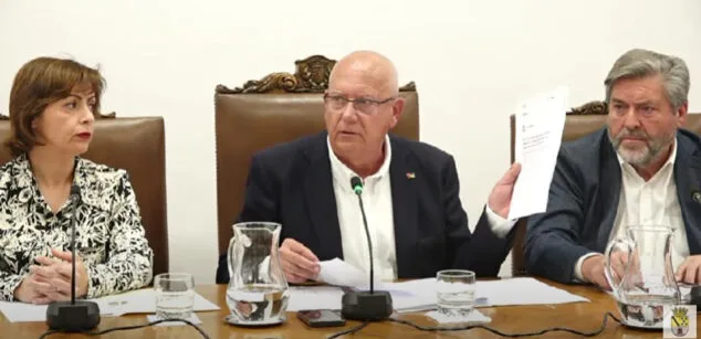 Dénia aprueba en medio de aplausos su apoyo a Palestina, provocando una bronca entre Vox y el alcalde 2 Imagen: Vicent Grimalt argumentando contra las palabras del concejal de Vox
