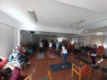 Yoga de las Aulas de la Tercera Edad en la residencia Santa Llúcia 1