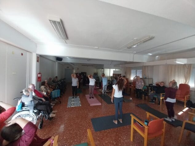 yoga de las aulas de la tercera edad en la residencia santa llucia 1
