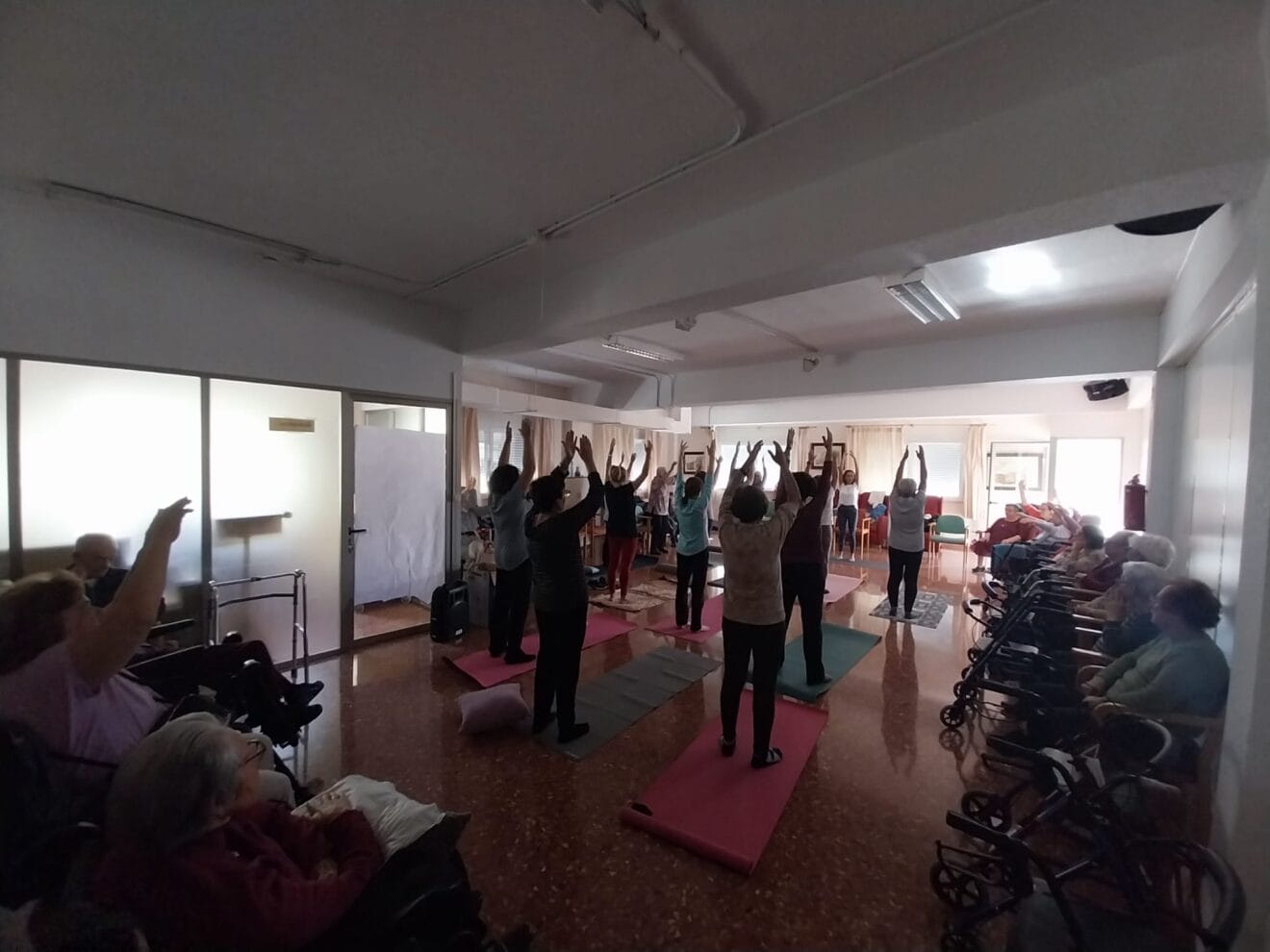 Yoga de las Aulas de la Tercera Edad en la residencia Santa Llúcia 2