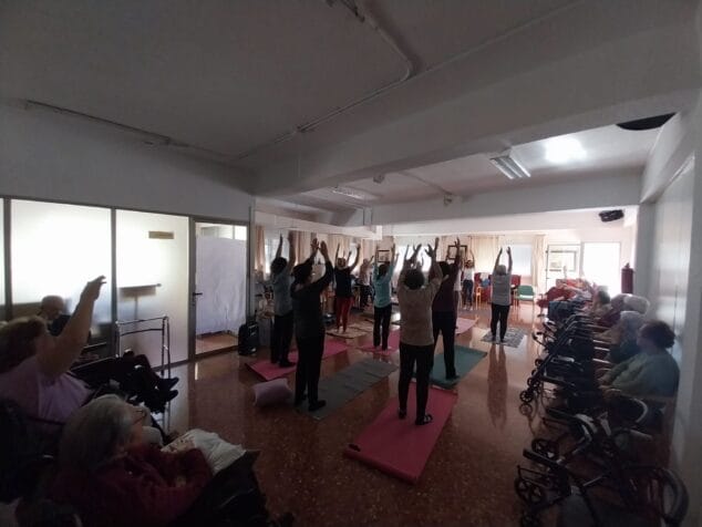 yoga de las aulas de la tercera edad en la residencia santa llucia 2
