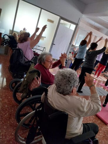 Yoga de las Aulas de la Tercera Edad en la residencia Santa Llúcia 3