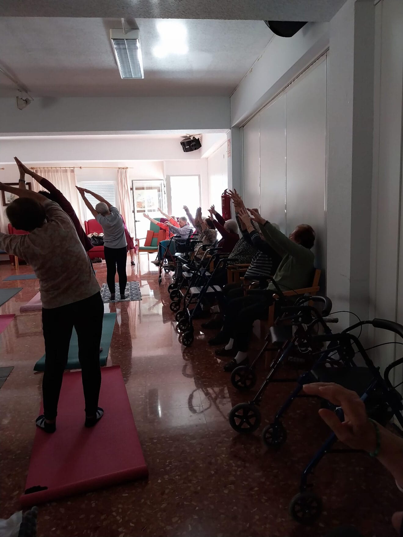 Yoga de las Aulas de la Tercera Edad en la residencia Santa Llúcia 5