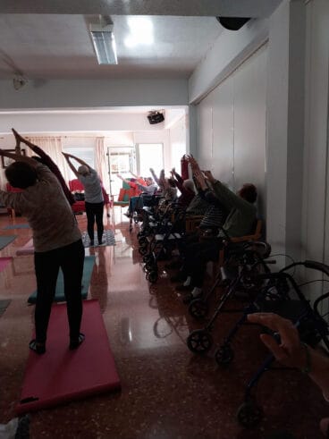 Yoga de las Aulas de la Tercera Edad en la residencia Santa Llúcia 5