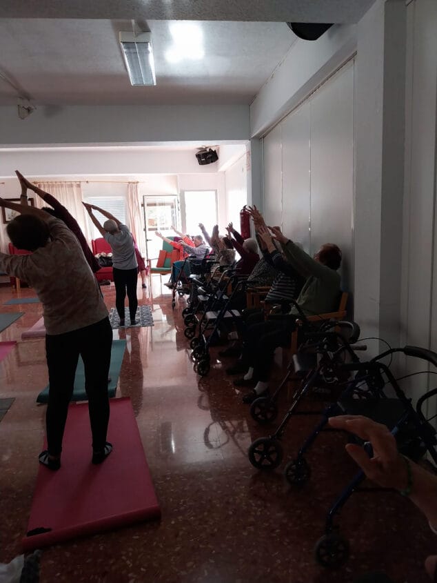 yoga de las aulas de la tercera edad en la residencia santa llucia 5