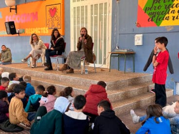 alumnos del ceip les vessanes con las tres mujeres cientificas de denia