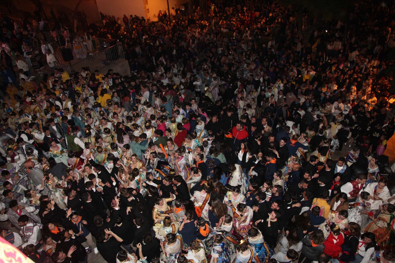 Ambiente en la plaza de la Constitución mientras aguardan los falleros a la entrega de premios
