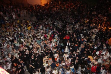 Ambiente en la plaza de la Constitución mientras aguardan los falleros a la entrega de premios
