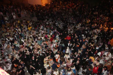 Ambiente en la plaza de la Constitución mientras aguardan los falleros a la entrega de premios