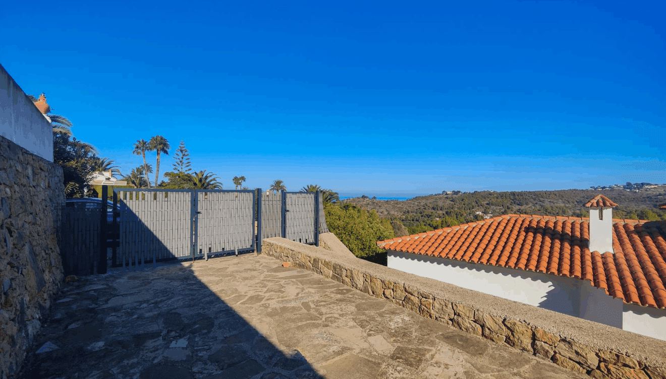 Amplias zonas de exterior en esta vivienda