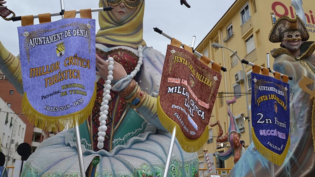 Banderines de premios en una falla de Dénia