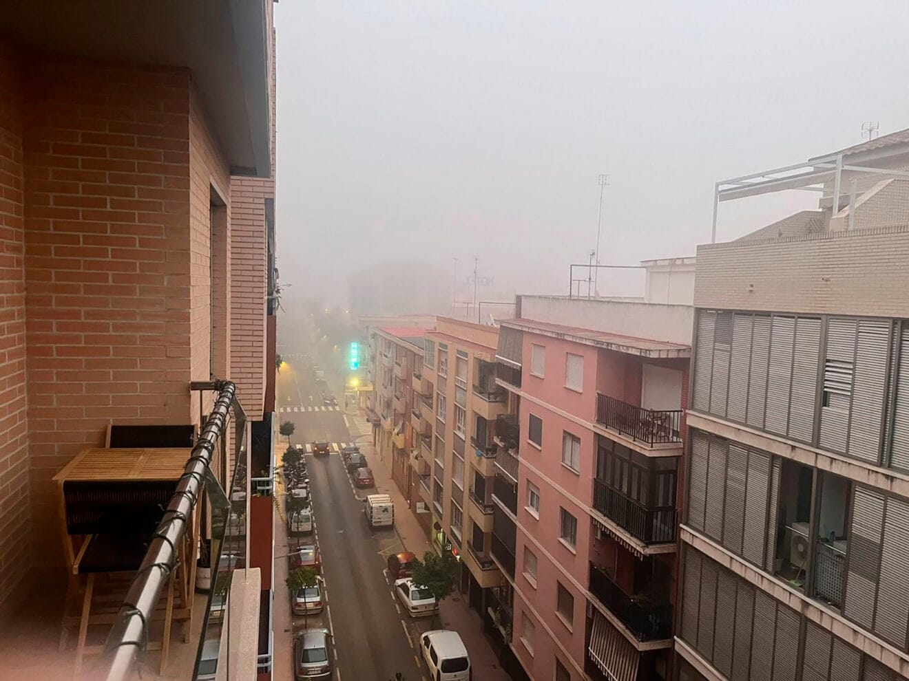 Calle de Dénia bajo la niebla