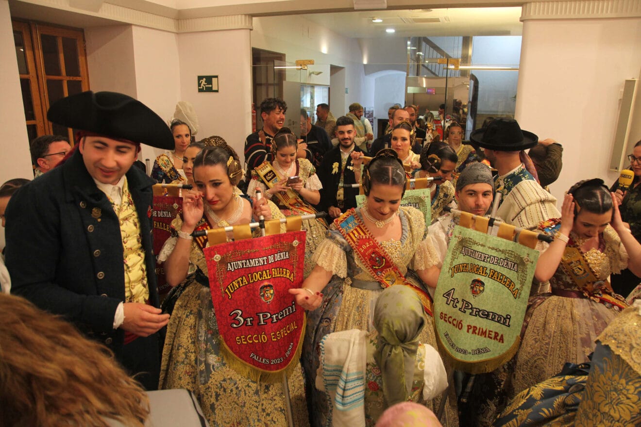 Cargos falleros en el salón de actos del ayuntamiento esperando a conocer los premios