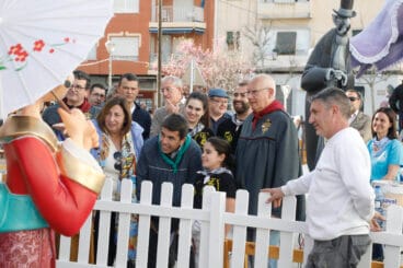 Carlos Mazón observa una de las fallas de Dénia