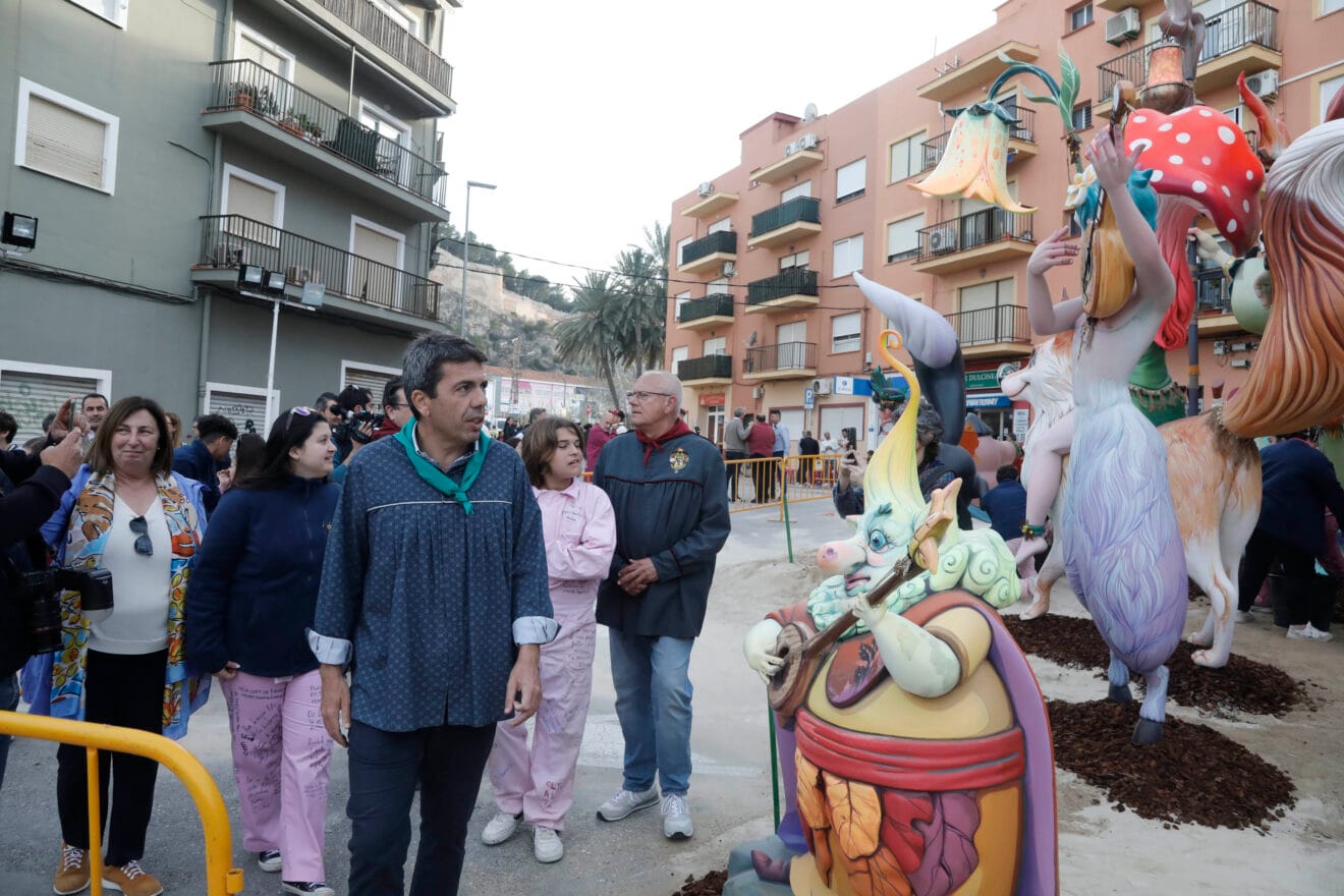 Carlos Mazón visita las Fallas de Dénia (19)