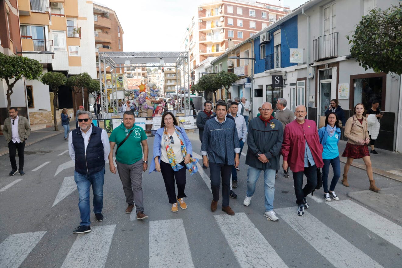 Carlos Mazón visita las Fallas de Dénia (9)