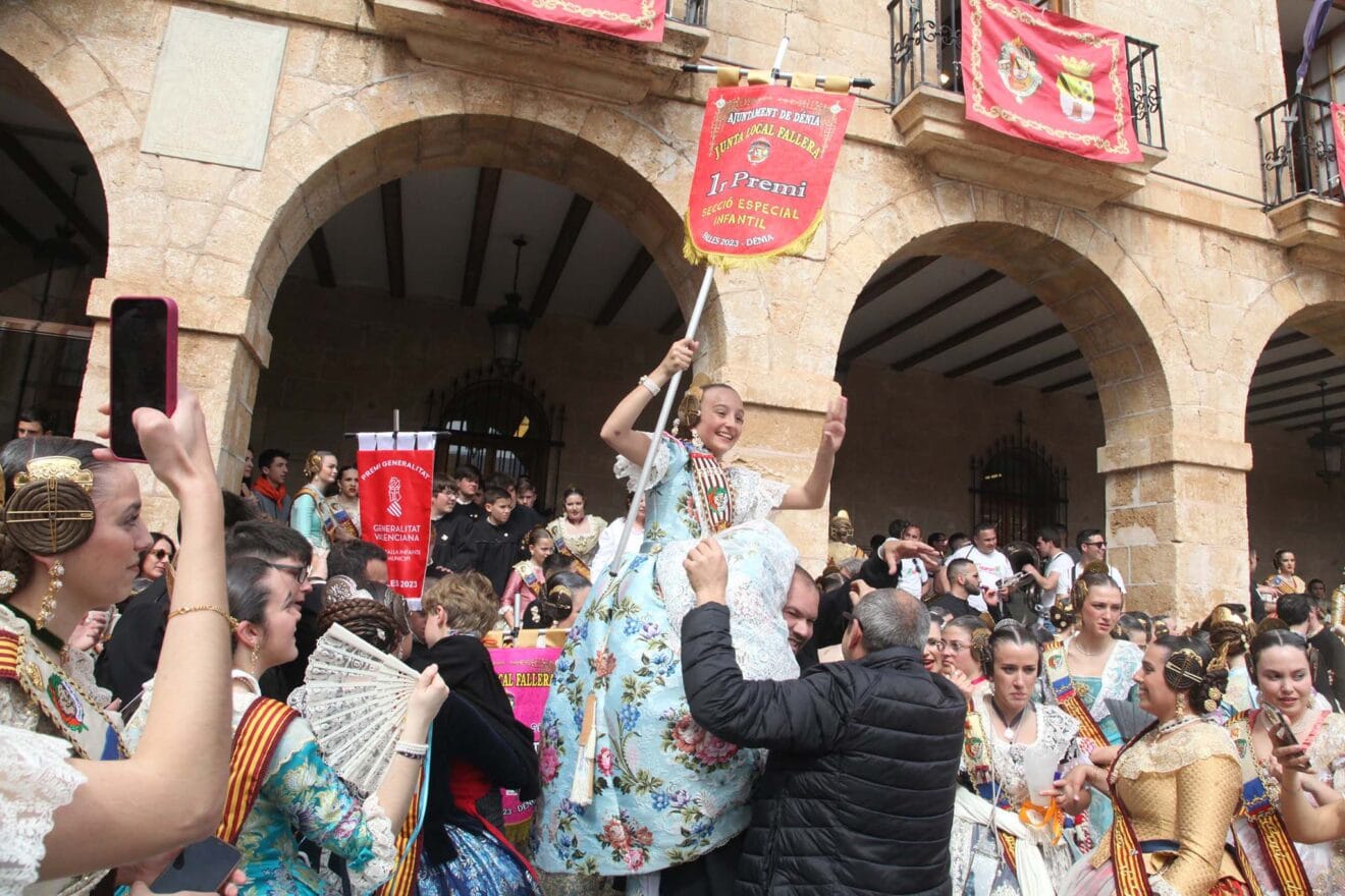 Celebración del primer premio infantil de las Fallas de Dénia