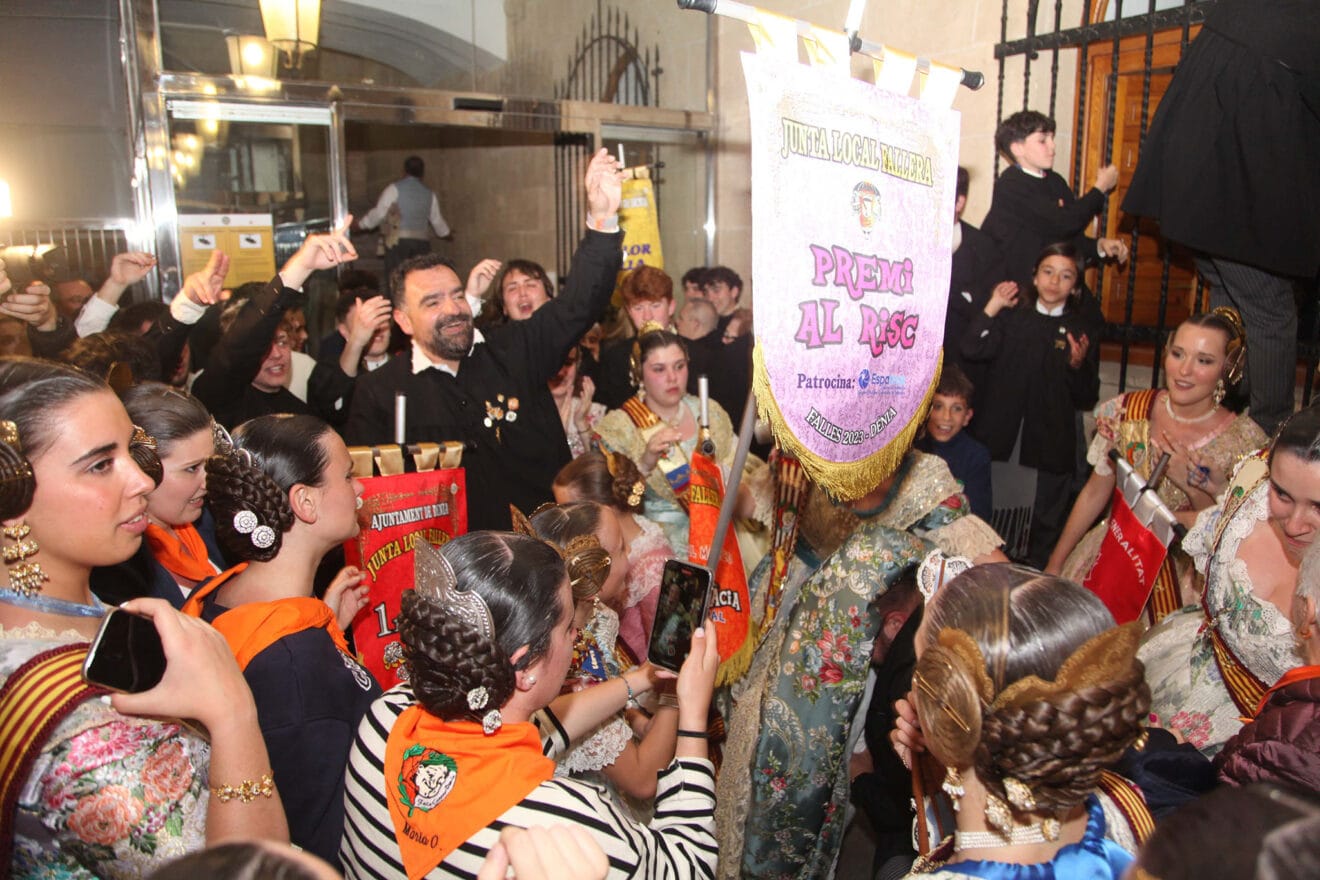 Celebración junto a su comisión del Primer Premio de Fallas de Dénia