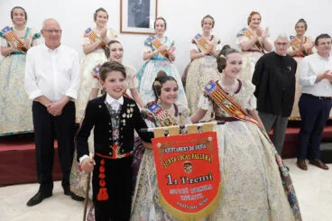 El presidente y la fallera mayor de la Diana reciben el Primer Premio Infantil de la Sección Primera