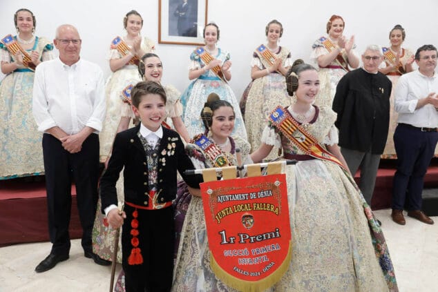 Imagen: El presidente y la fallera mayor de la Diana reciben el Primer Premio Infantil de la Sección Primera