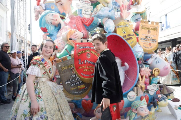 Imagen: El monumento de la Centro luciendo el banderín de Primer Premio Falla Infantil