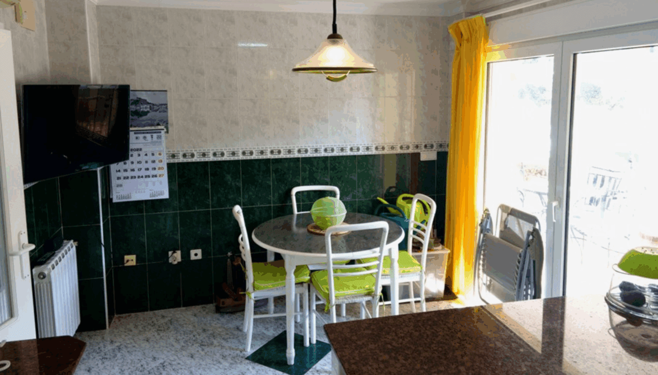 Cocina con mesa y sillas independientes