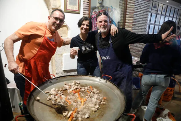 Los falleros toman las calles en Dénia: Oeste, Baix la Mar y Saladar llenan de eventos el domingo 5 concurso de paellas de baix la mar 2024 04