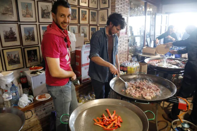 Los falleros toman las calles en Dénia: Oeste, Baix la Mar y Saladar llenan de eventos el domingo 7 concurso de paellas de baix la mar 2024 06