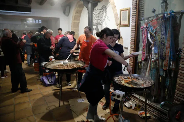 Los falleros toman las calles en Dénia: Oeste, Baix la Mar y Saladar llenan de eventos el domingo 9 concurso de paellas de baix la mar 2024 08