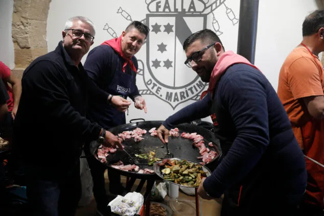 Los falleros toman las calles en Dénia: Oeste, Baix la Mar y Saladar llenan de eventos el domingo 11 concurso de paellas de baix la mar 2024 10