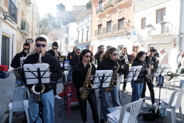 Los falleros toman las calles en Dénia: Oeste, Baix la Mar y Saladar llenan de eventos el domingo 14 concurso de paellas de baix la mar 2024 13