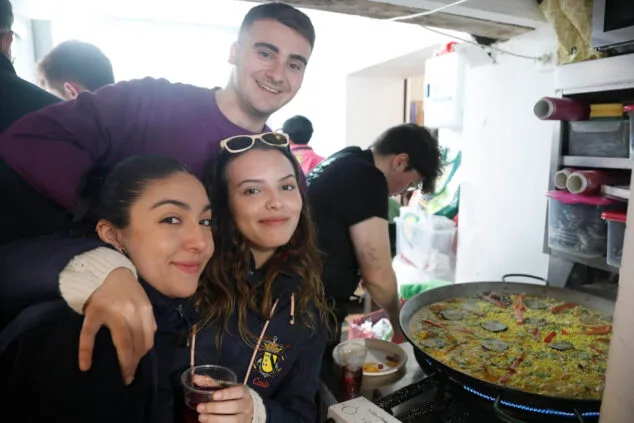 Los falleros toman las calles en Dénia: Oeste, Baix la Mar y Saladar llenan de eventos el domingo 16 concurso de paellas de baix la mar 2024 15